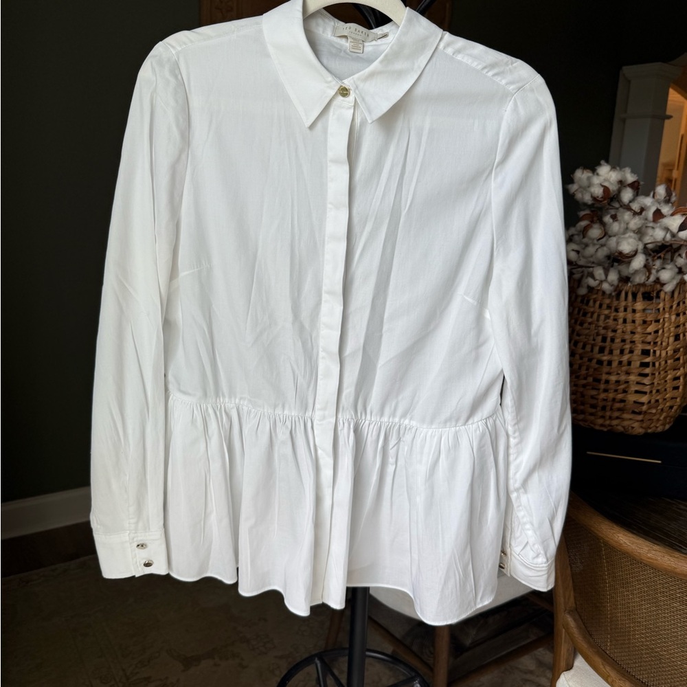 Ted Baker Classic White Button Down Shirt size 2 is a size 4-6 US sizing.